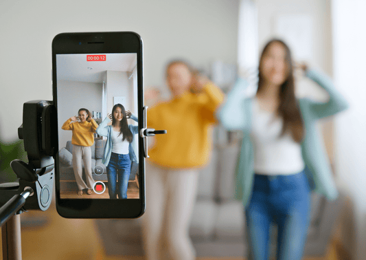 TikTok & Co: Wie soziale Medien unsere Selbstwahrnehmung verändern - MoonWalker Verlag